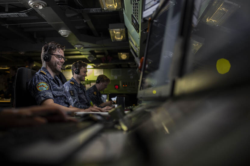 Marinepersoneel aan het werk in een schip.