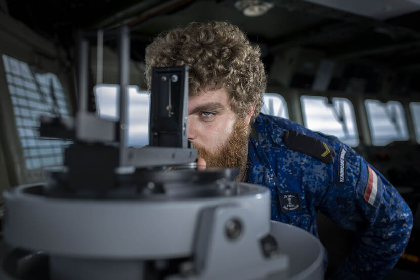 Marinepersoneel aan het werk in een schip.