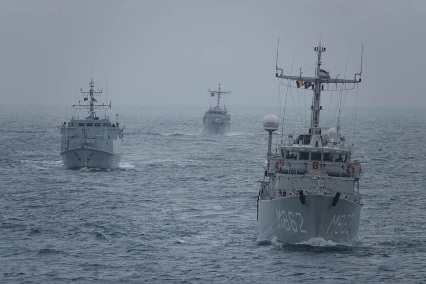 3 schepen op zee. Vooraan Zr.Ms. Zierikzee.