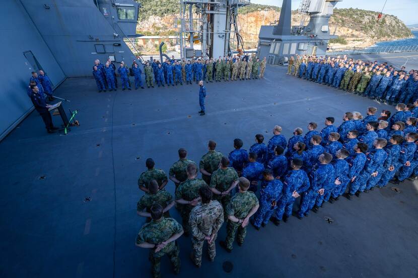 Baksgewijs op Zr.Ms. Karel Doorman tijdens Dodenherdenking.