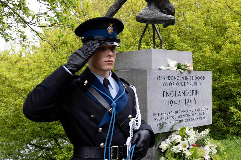 Marechaussee brengt eregroet bij het Englandspielmonument.