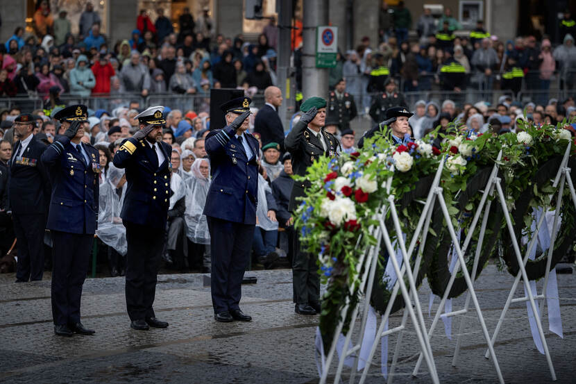 CDS en commandanten van de operationele commando's brengen eregroet bij de dodenherdenking op de Dam.