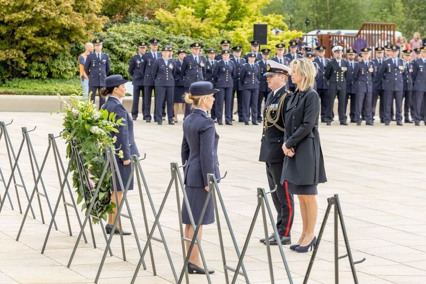 Minister Kajsa Ollongren voor kransen bij Dodenherdenking van de luchtmacht in Soesterberg.