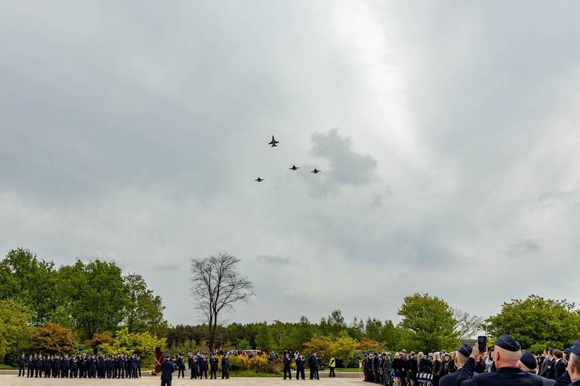 Grijze lucht met vier F-35's die missing man formation uitvoeren.