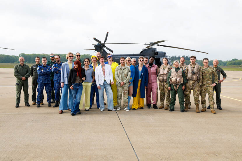 Ambassadeurs van de Vrijheid met helikoptercrews voor een Cougar-transporthelikopter.