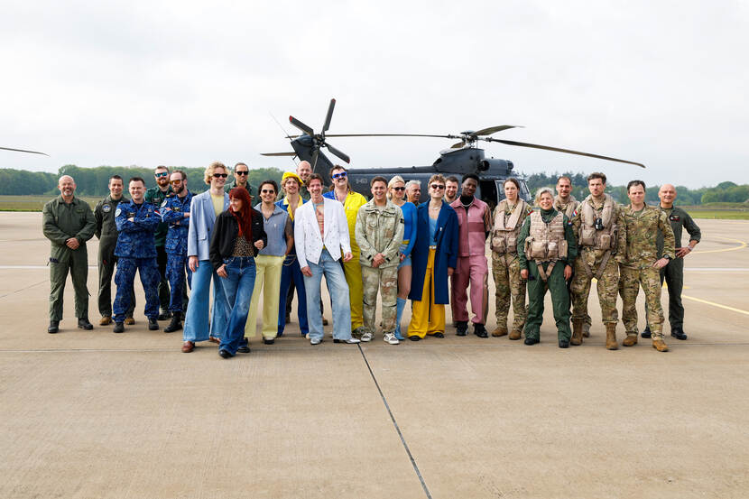 Ambassadeurs van de Vrijheid met helikoptercrews voor een Cougar-transporthelikopter.