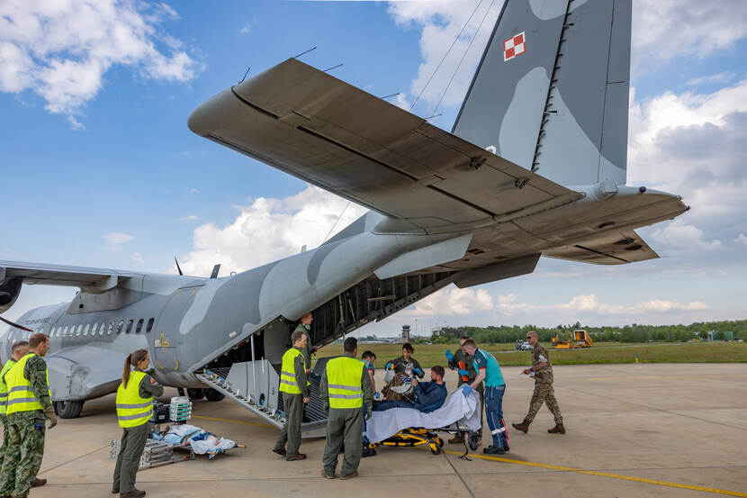 Bij een oefening wordt een gewonde militair per vliegtuig afgeleverd op Vliegveld Eindhoven