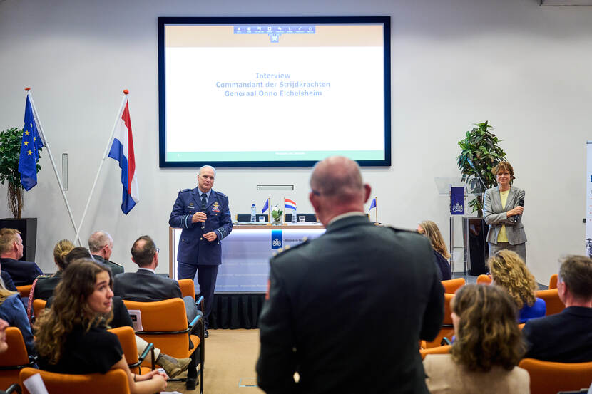 Commandant der Strijdkracht generaal Onno Eichelsheim spreekt voor publiek op een EU-dag