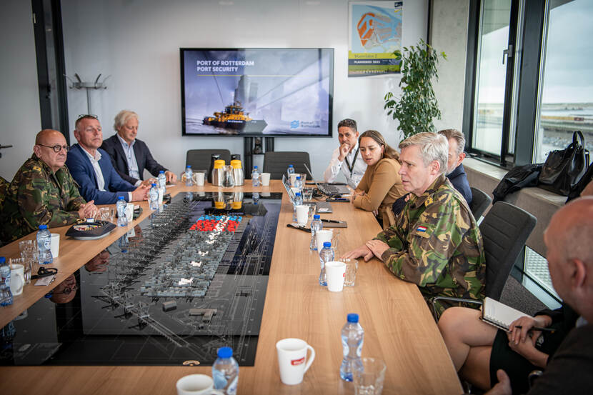 Mensen discussiëren aan tafel over Port Security bij Port of Rotterdam.