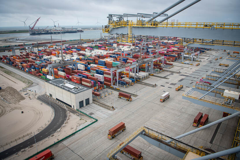 Overzichtsfoto van Rotterdamse haven van bovenaf.