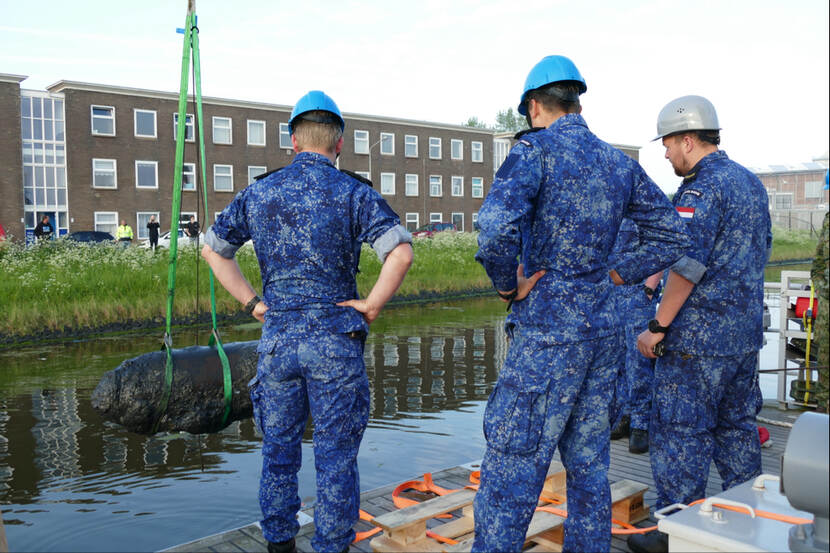Een zeemijn wordt uit het water getakeld.