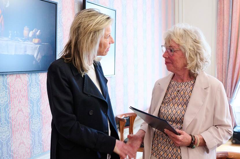Minister Ollongren met mevrouw De Hoog.