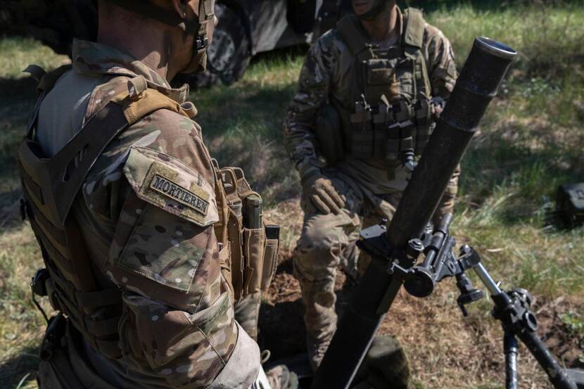 Militairen vuren mortieren af.