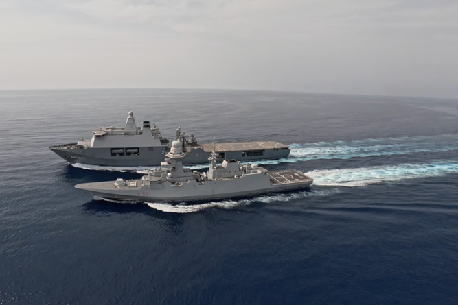 Zr.Ms Karel Doorman voorziet het Italiaanse marineschip Virgino Fasan van brandstof in de Rode Zee.