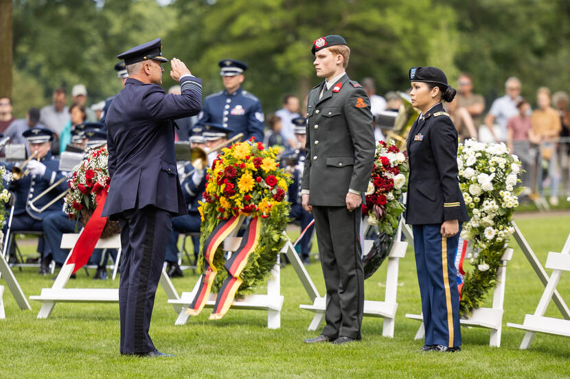 Generaal Eichelsheim brengt eregroet bij kranslegging militaire begraafplaats.
