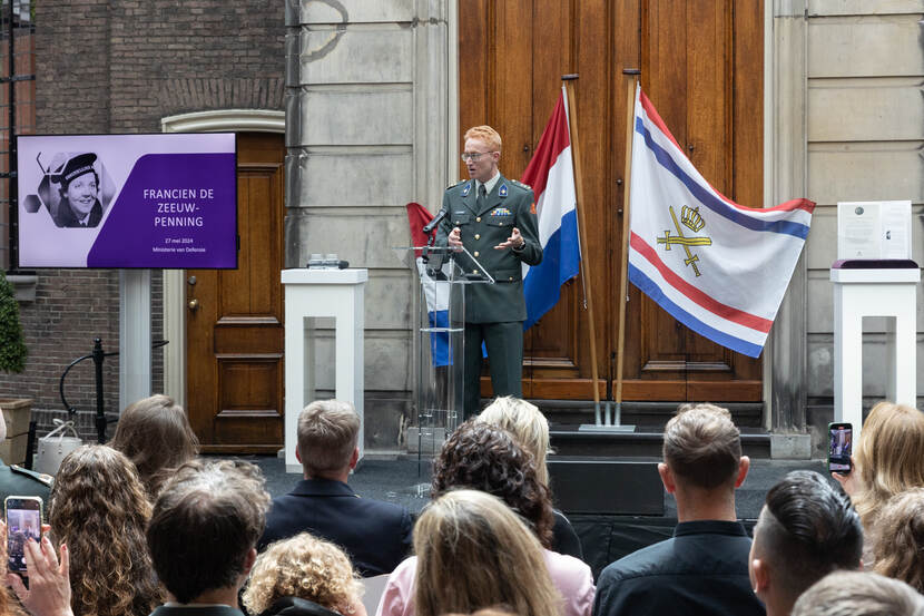 Van der Burgh houdt een toespraak.