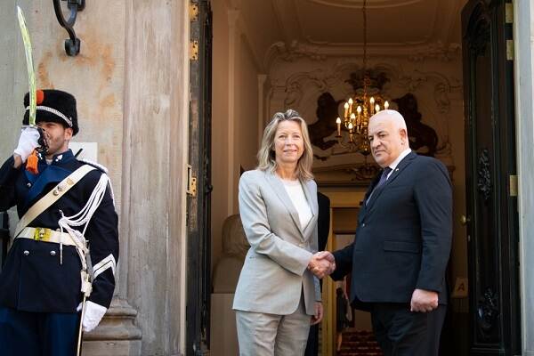 Minister Ollongren en generaal-majoor Ziad Hab al-Reeh geven elkaar een hand
