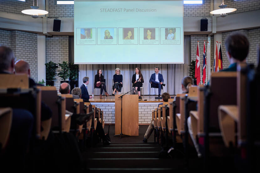 Deelnemers aan een paneldiscussie.