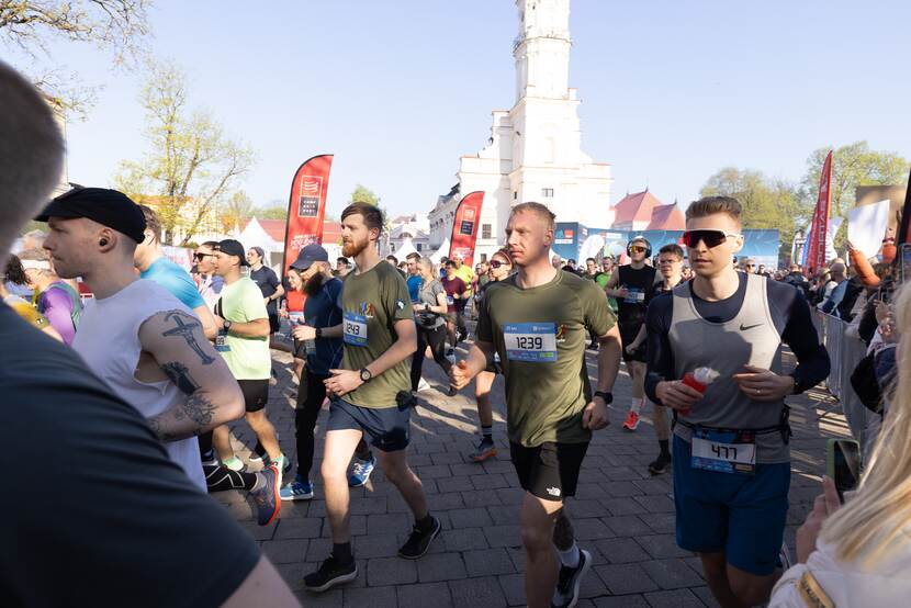 Groep mensen die hardlopen tijdens een marathon.