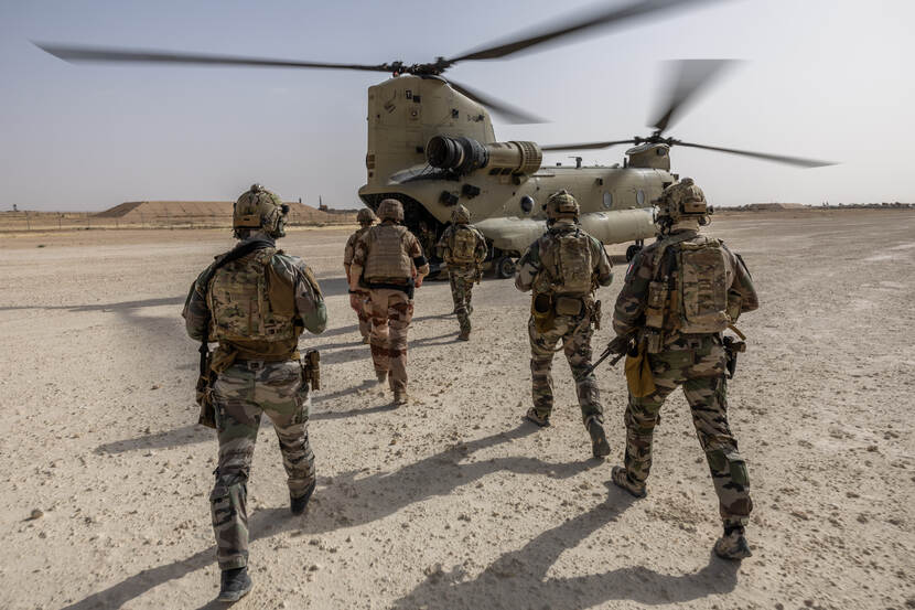 Franse militairen lopen naar Nederlandse Chinook.