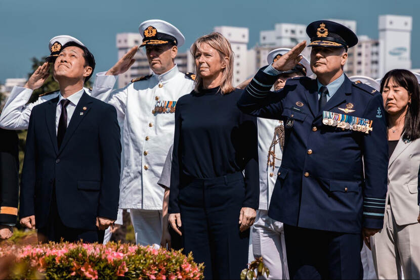 De minister en Commandant der Strijdkrachten bij een herdenking.