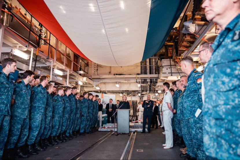 De minister speecht aan boord van een marineschip.