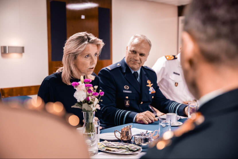 De minister en CDS tijdens een meeting.