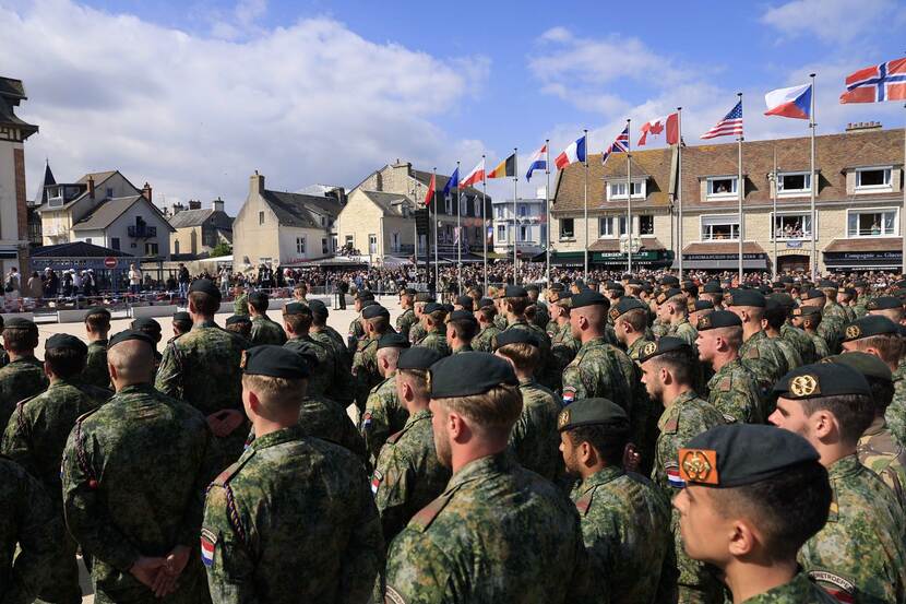 Het volledige Garderegiment Fuseliers Prinses Irene vanwege 80 jaar D-Day in Normandië.