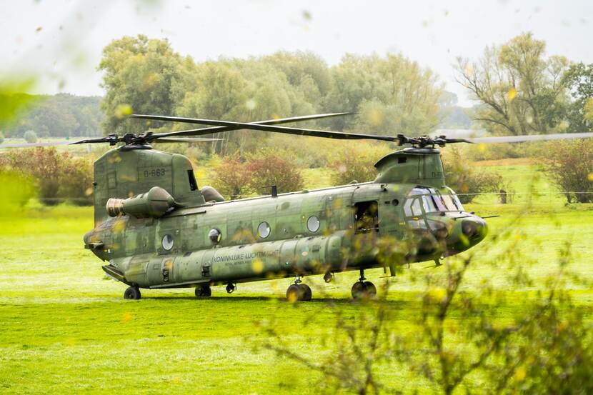 De Chinook-transporthelikopter met nummer D-663.