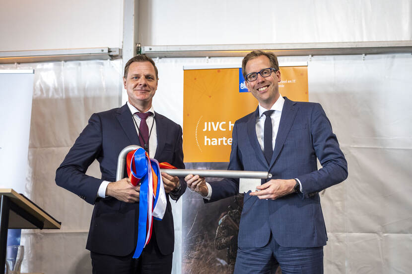 Plaatsvervangend Commandant der Strijdkrachten viceadmiraal Boudewijn Boots en staatssecretaris Christophe van der Maat op een podium