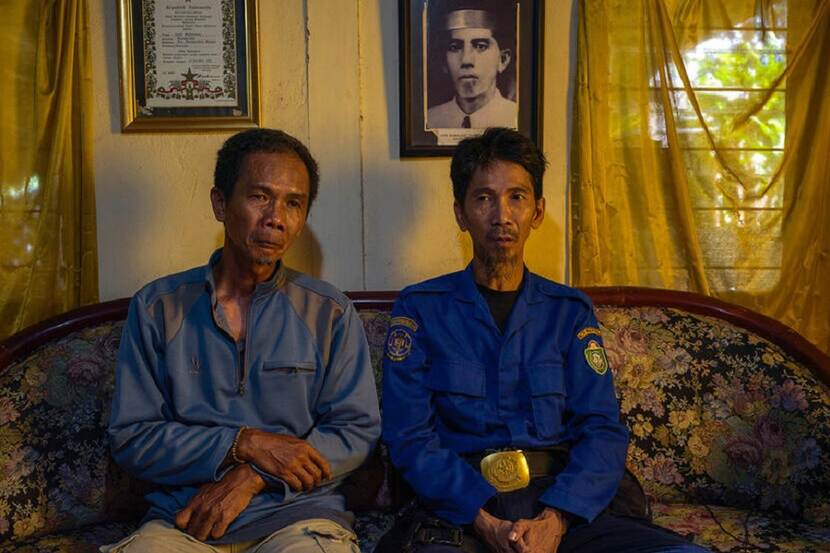 Andi Abdussalam Syahrir en zijn broer Andi Cibu Syahrir zitten op de bank en vertellen hun verhaal.