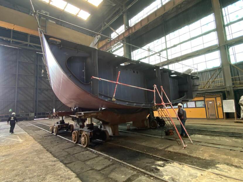 De romp van de mijnenjager de IJmuiden in een werkplaats in Roemenië.
