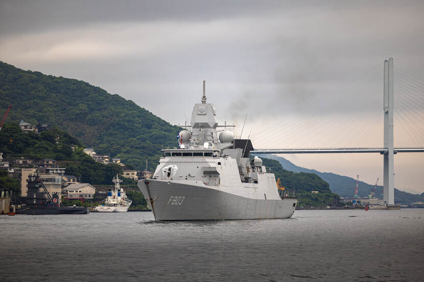 Luchtverdedigings- en commandofregat Zr.Ms. Tromp vertrekt uit Japan.