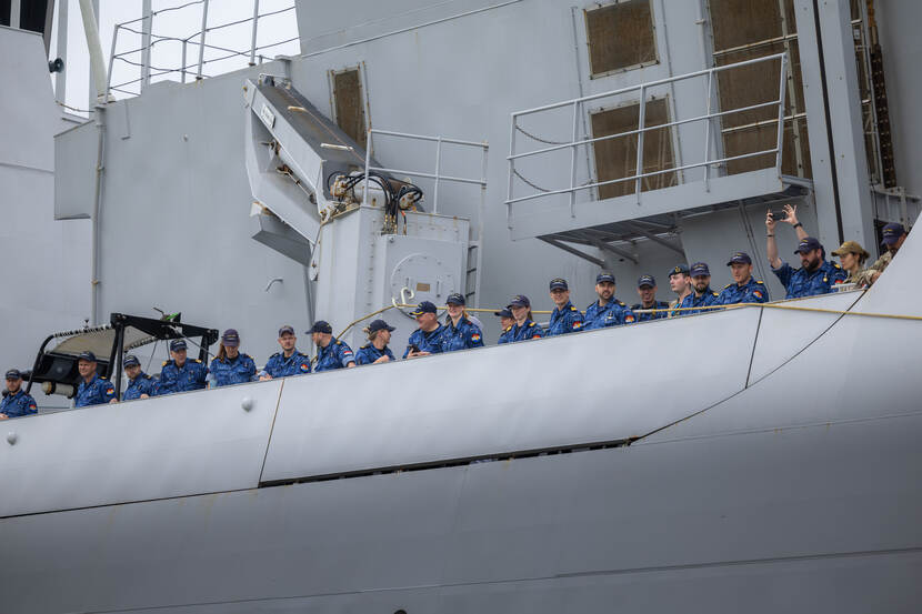 Een deel van de bemanning van luchtverdedigings- en commandofregat Zr.Ms. Tromp.