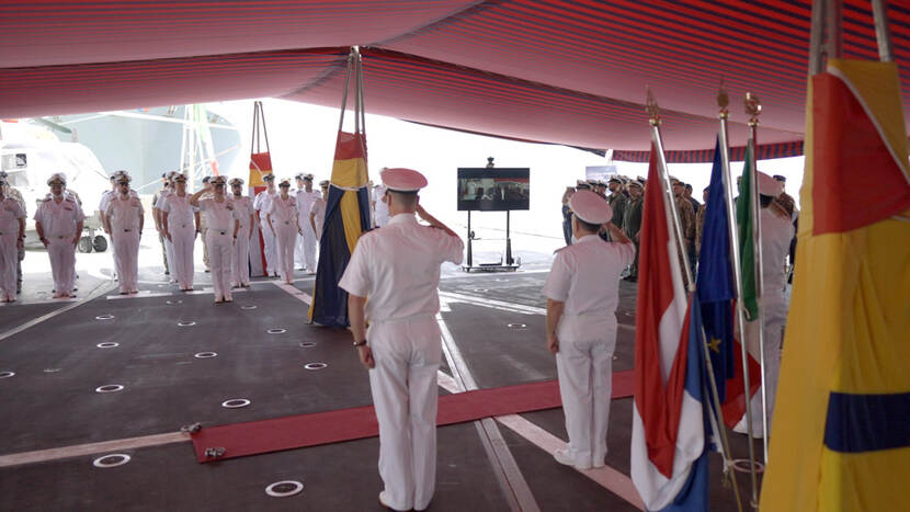 Marinepersoneel tijdens commando-overdracht.