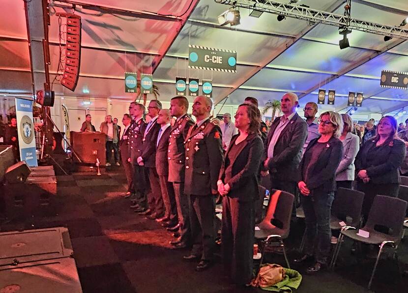 Veteranen van de missie UNIFIL staan op bij een bijeenkomst