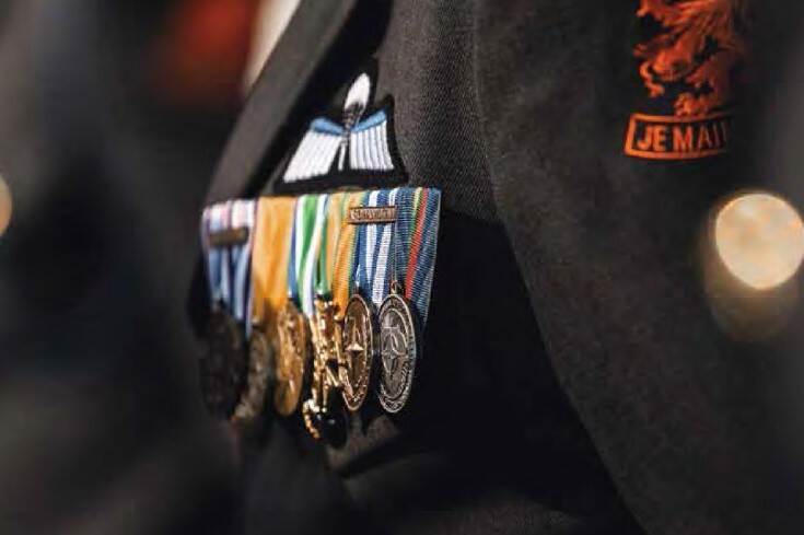 Medailles op de borst van een militair.