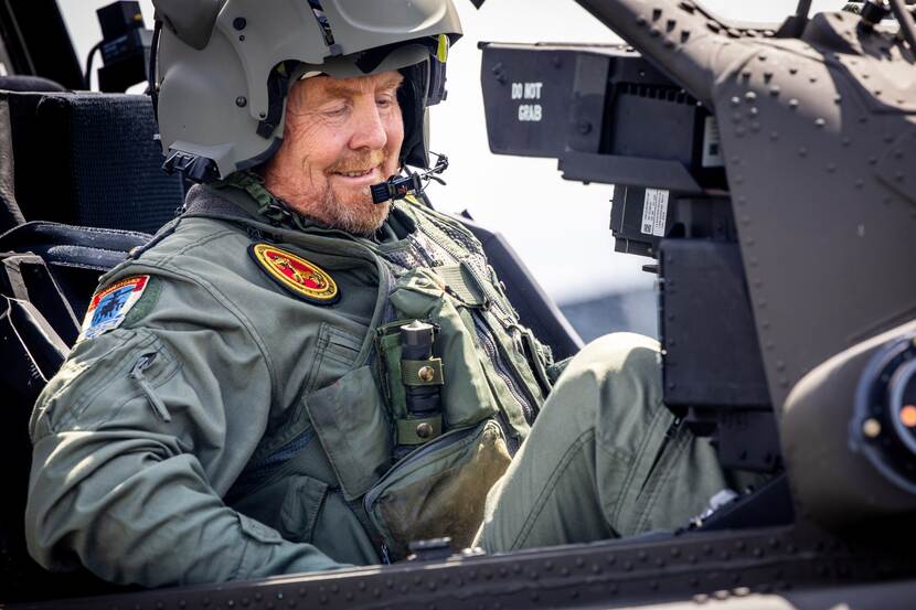 De koning toonde zich zeer geïnteresseerd.  Na zijn ‘eigen trainingsvlucht’ sprak hij nog met enkele deelnemers aan de oefening. 