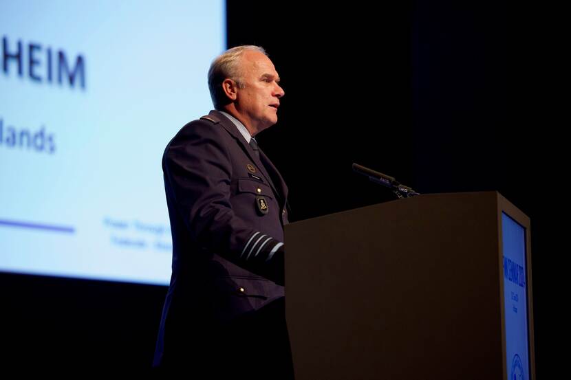 Een speechende commandant der strijdkrachten.