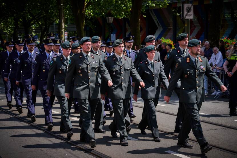 Militairen tijdens een defile.