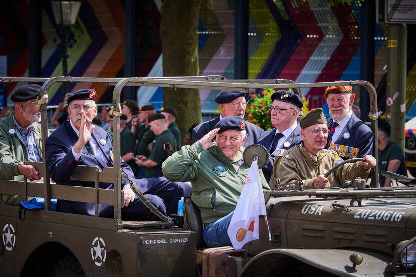 Veteranen tijdens een defilé.