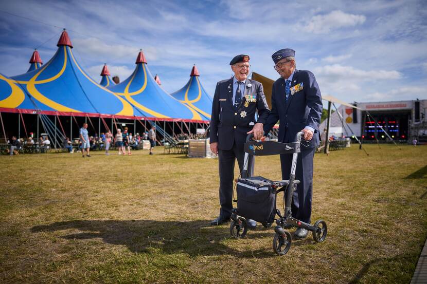 Veteranen op een festivalterrein.