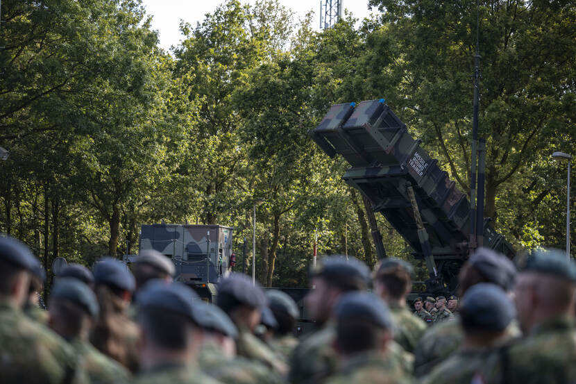 Militairen tijdens een oprichtingsceremonie.