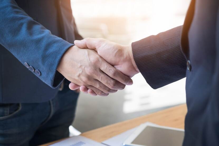 2 mannen geven elkaar een hand