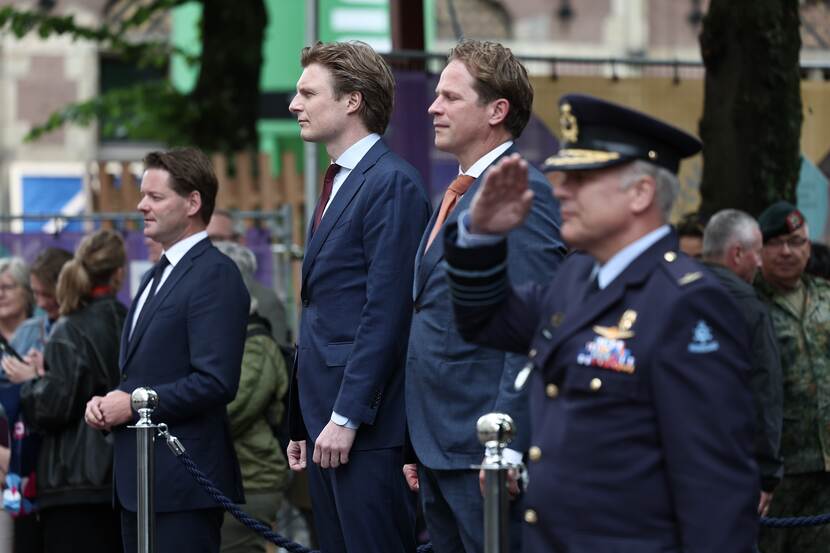 Minister Brekelmans en staatssecretaris Tuinman geflankeerd door CDS en SG.