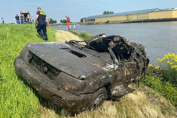 Autowrak uit de IJssel