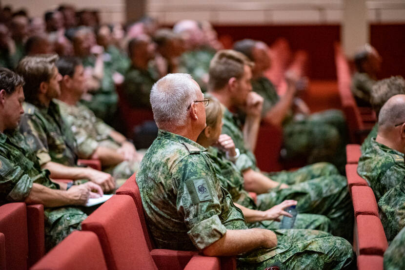 Een zaal vol reservisten.