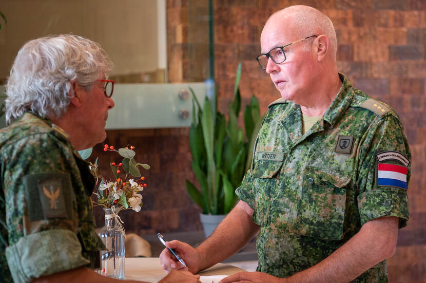 Gesprek tussen militair en reservist.