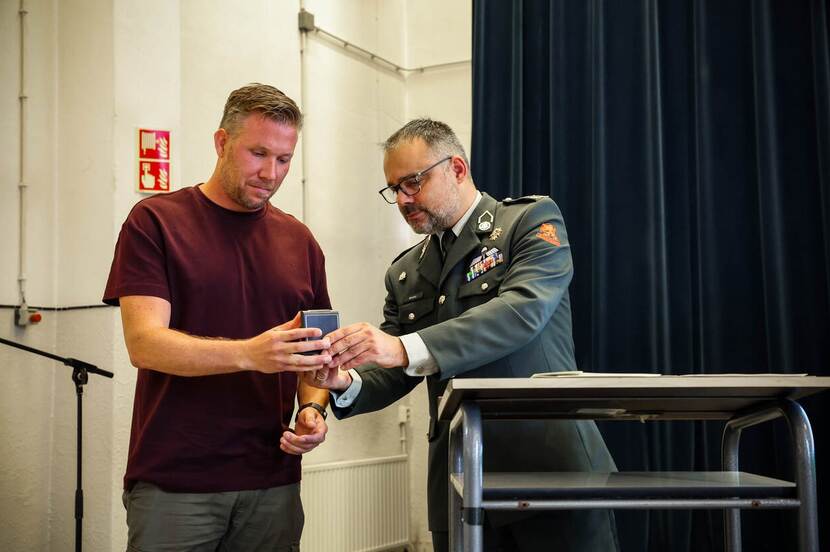 Brigadegeneraal Jaco Brosky reikt de legpenning uit aan Rick Torenstra.