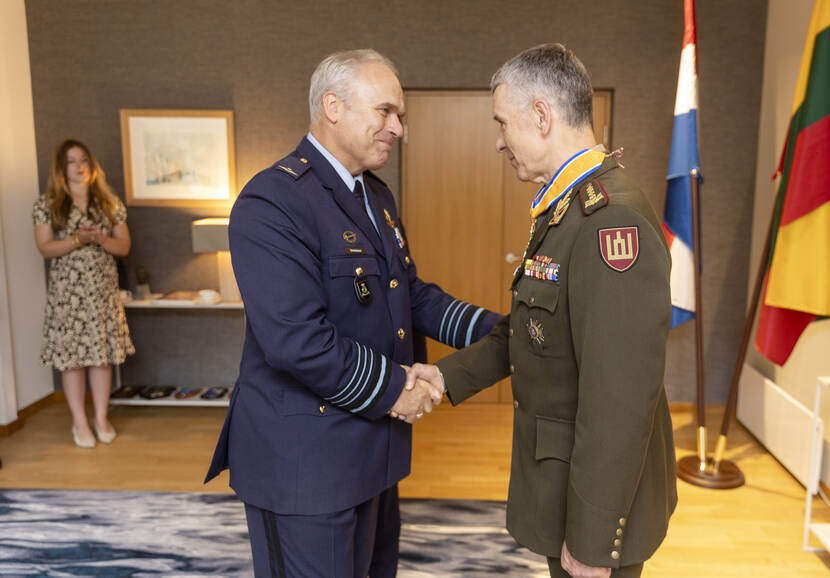 Commandant der Strijdkrachten generaal Onno Eichelsheim en generaal Valdemaras Rupšys.